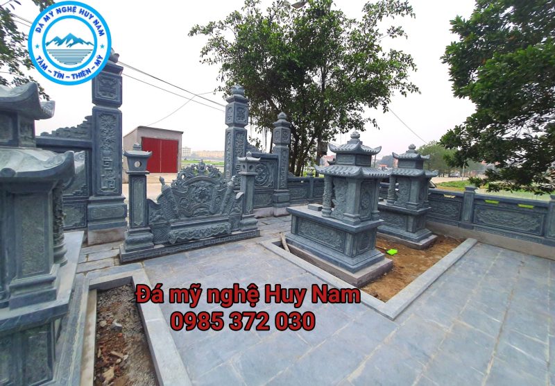 Lắp đặt khu lăng mộ đá xanh rêu gia đình Chú Khai – Công ty CP Khai Sơn tại Thuận Thành – Bắc Ninh