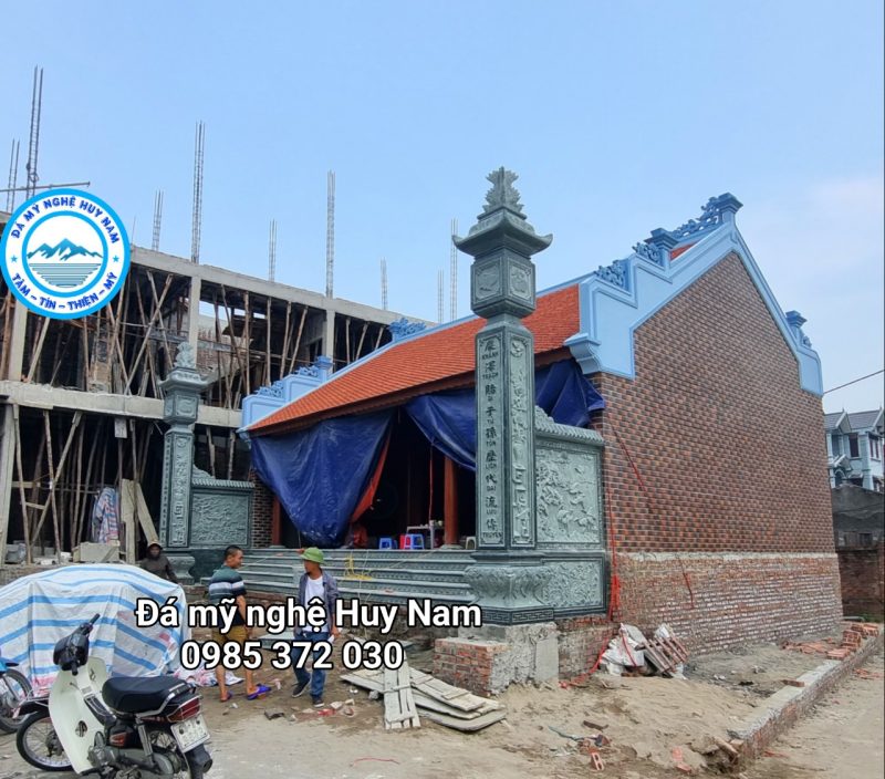 Cột đồng trụ đá bằng đá xanh rêu nguyên khối cho nhà thờ họ tại Phố Dâu, Thuận Thành, Bắc Ninh