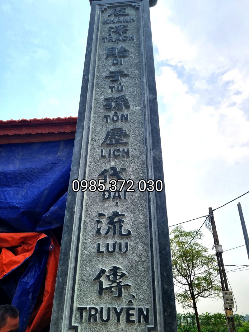 Cột đồng trụ đá bằng đá xanh rêu nguyên khối cho nhà thờ họ tại Phố Dâu, Thuận Thành, Bắc Ninh