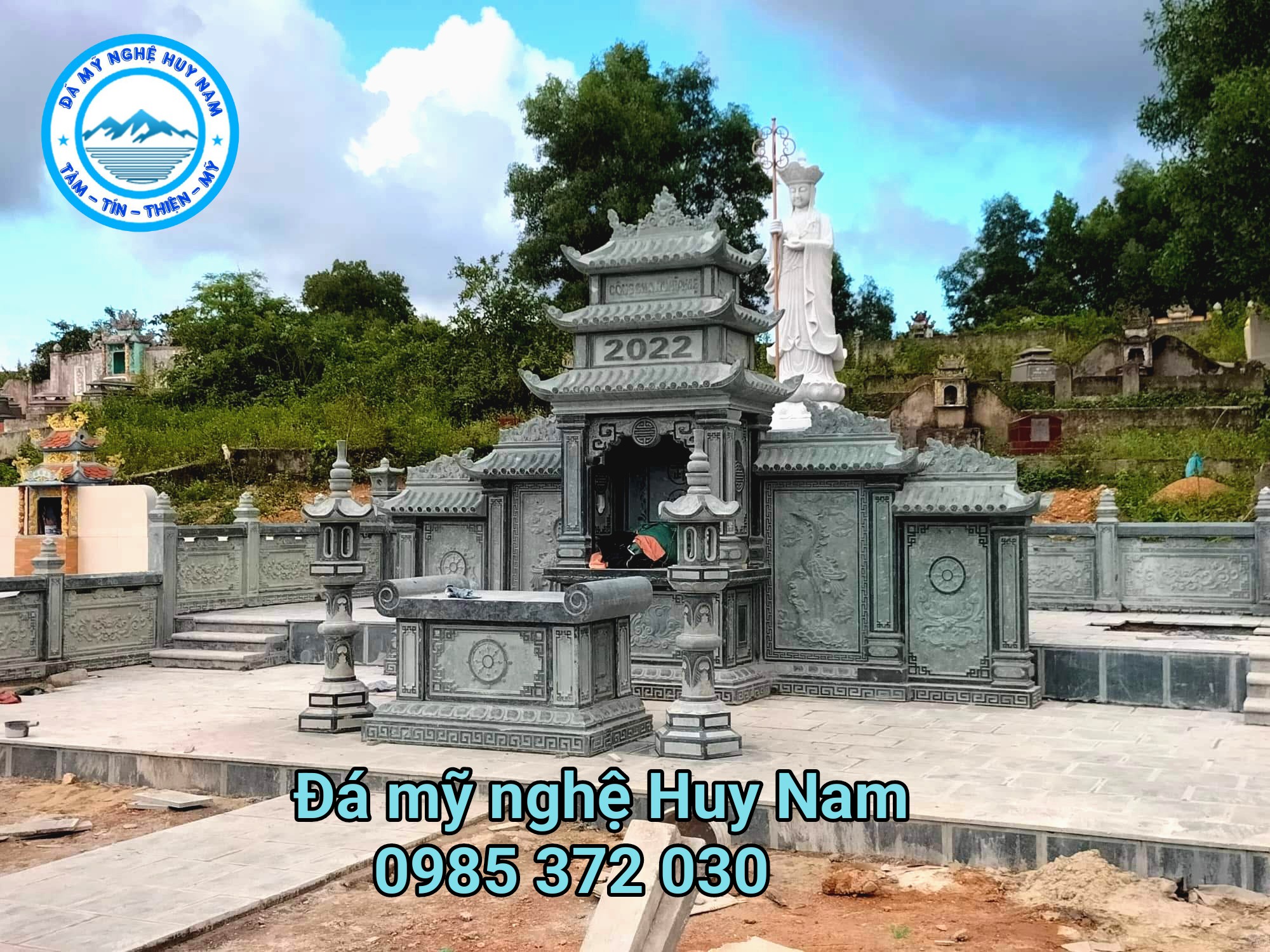 Lăng mộ 3 mái bằng đá xanh rêu đẹp- Đá mỹ nghệ Huy Nam